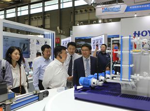 京城機(jī)電黨委書(shū)記、董事長(zhǎng)阮忠奎一行蒞臨華德液壓展位參觀調(diào)研